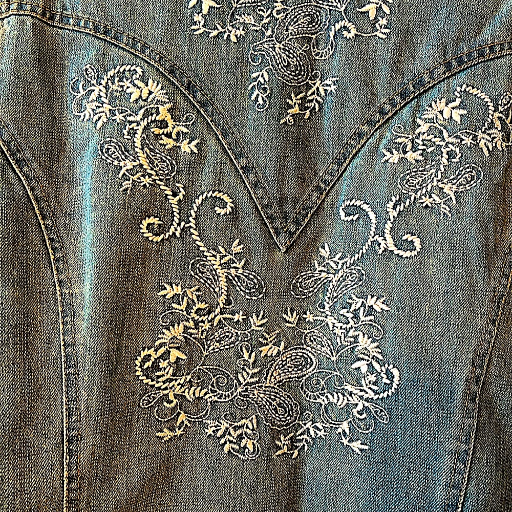 EUC Heavy DenimJacket.S14.Beautiful Embroidery Front& back.Intended variations